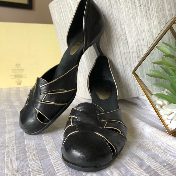 Aerosols leather black heels 2”
Size 6,5” - Picture 3 of 12